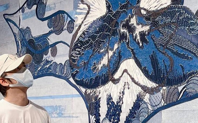 陳柏霖斜槓當藝廊老闆，買下畫作《藍花 Perennial》收藏。（圖／無敵影業提供）