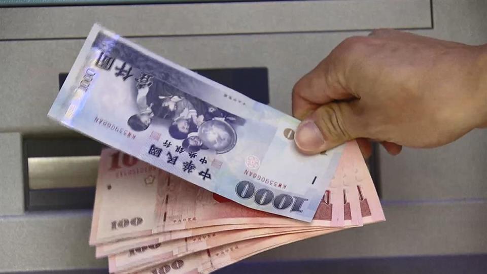 台北男因求職不順，撕毀國幣。（示意圖／東森新聞）