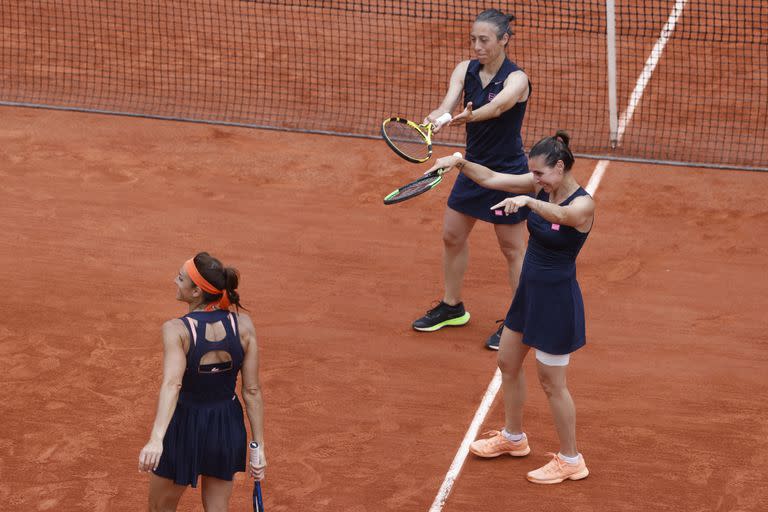 Flavia Pennetta y Francesca Schiavone señalan a Gabriela Sabatini tras el encuentro; fue el momento en el que las italianas mostraron su reconocimiento hacia la mejor tenista argentina de la historia