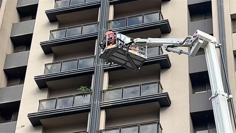 新竹大樓火警，消防派出雲梯車、大吊車將住戶救下。（圖／記者羅欣怡攝影）