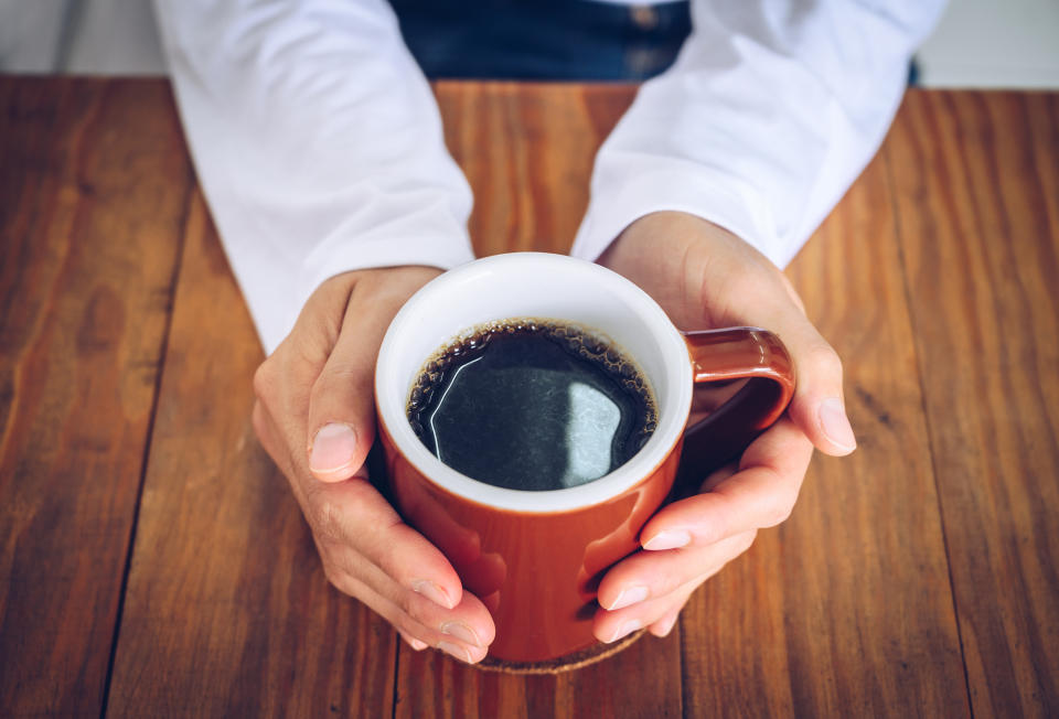 Una persona tomando café/Getty