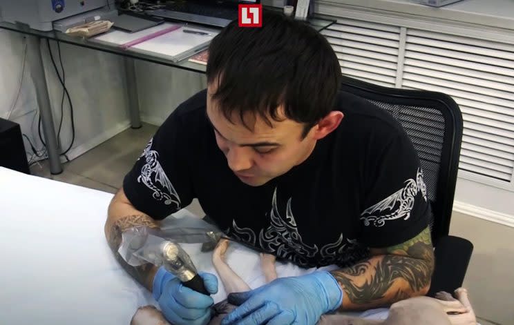 Aleksandr does the tattoos himself (CEN)