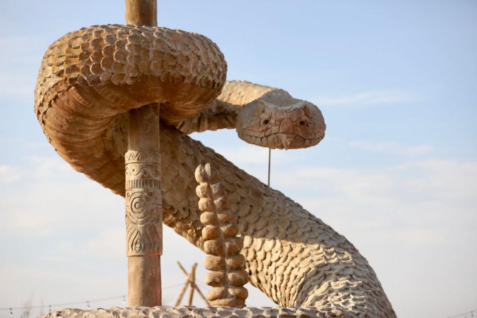 A 21-foot tall rattlesnake sculpture titled “Guardián del Territorio" (Guardian of the Territory) was inaugurated on Saturday at the Desert Ranch development by Grupo Befeud in Samalayuca, south of Juárez, Mexico.