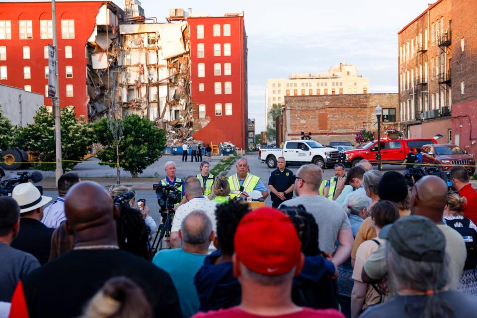 Residentes de Davenport frente a un edificio que se derrumbó el domingo (AP)