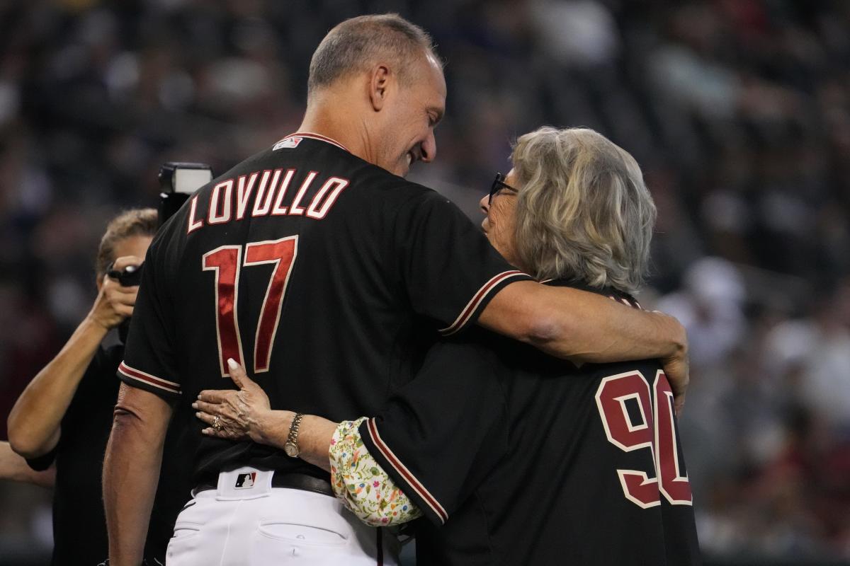 Astros moms throw out first pitch to their sons before Mother's