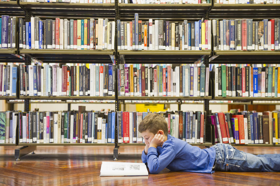 Die Bibliothek: Ein Paradies für alle Bücherwürmer. Da kann man sich gerne übernehmen und zu viel ausleihen. (Bild: Getty Images)