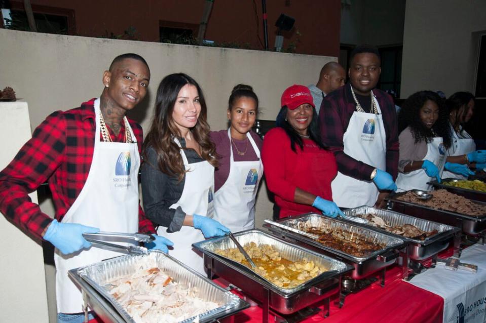 Soulja Boy, Tammy Brook, Darly Murray, Janice Kingston, Sean Kingston, and Kanema Kingston serve Thanksgiving dinner on Skid Row on November 26, 2015 in Los Angeles. (Credit: Lilly Lawrence/Getty Images)