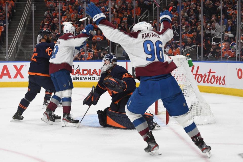 Mikko Rantanen et Gabriel Landeskog du Colorado célèbrent le but de Cale Makar en première période.