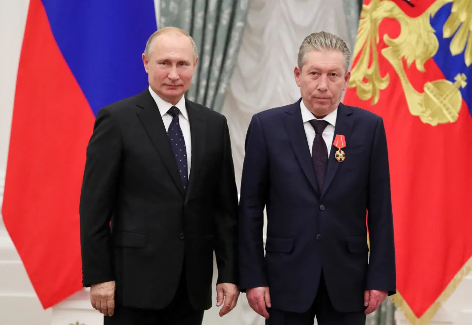 Russia's President Vladimir Putin (L) and Chairman of the Board of Directors of Oil Company Lukoil Ravil Maganov (R) pose for a photo during an awarding ceremony at the Kremlin in Moscow on November 21, 2019. - Russian oil producer Lukoil said on September 1, 2022 its chairman Ravil Maganov had died following a