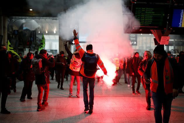 Des cheminots grévistes à la gare du Nord, avant le départ de la manifestation, jeudi.