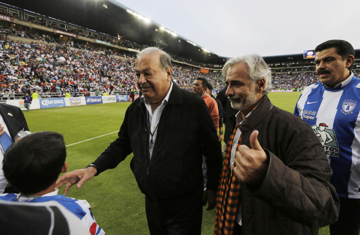 Jesús Martínez, presidente de Grupo Pachuca y Carlos Slim, presidente de Grupo Carso. | Foto archivo: REUTERS/Henry Romero 