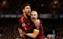 <p>Lionel Messi a mis fin à la malédiction face à Chelsea ! Iniesta récupère le ballon et le donne à Messi au point de penalty. Selon Opta, il a fallu trente tirs à Messi pour réussir à marquer contre les Blues. (Photo : Reuters) </p>