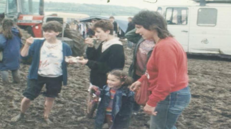 The mud didn’t stop people from dancing and smiling in 1982 (ITV)