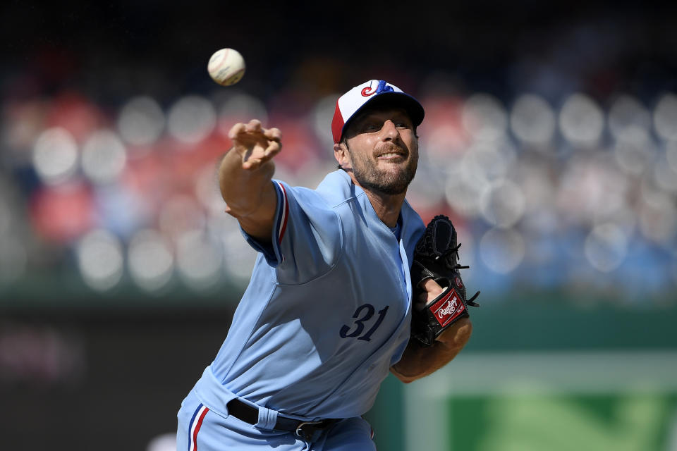 El abridor Max Scherzer, de los Nacionales de Washington, lanza en el tercer episodio del encuentro con los Reales de Kansas City, el sábado 6 de julio de 2019, en Washington. (AP Foto/Nick Wass)