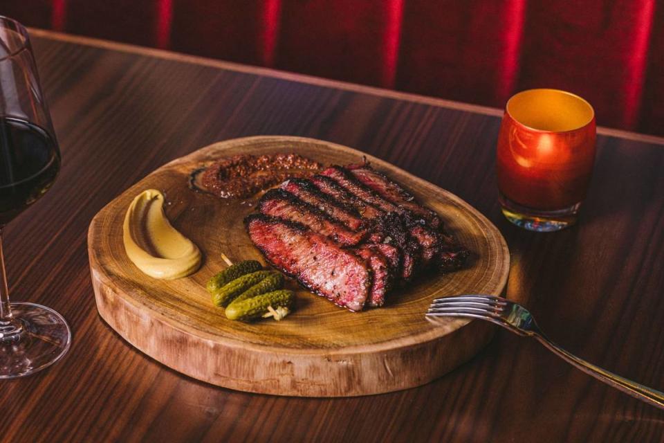 Papi Steak destaca por sus carnes de corte kosher, desde el tomahawk de 55 onzas hasta el schnitzel de pollo y el pollo con trufas.