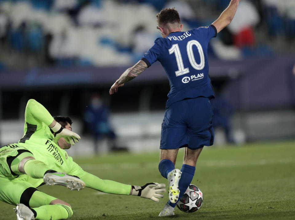 Christian Pulisic de Chelsea regatea al arquero del Real Madrid Thibaut Courtois para anotar el gol en el empate 1-1 en las semifinales de la Liga de Campeones, el martes 27 de abril, en Madrid. (AP Foto/Bernat Armangue)