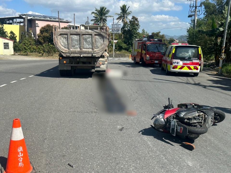 一對夫妻騎機車雙載到高雄市內門區遊玩，跟一輛轉彎的砂石車發生擦撞，妻死夫傷。（圖：旗山警分局提供）