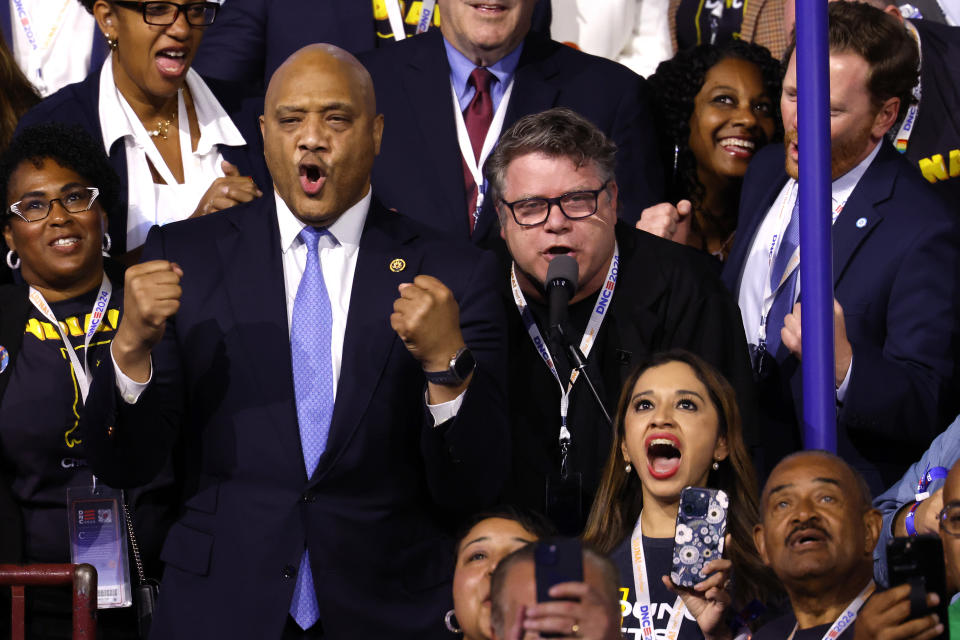 Der Kongressabgeordnete André Carson, Sean Astin und andere jubeln und feiern bei einer Veranstaltung