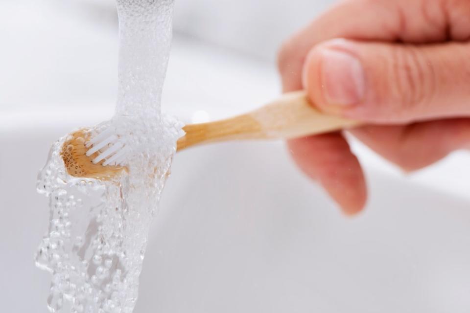 Rinsing out your teeth after brushing erases some of the fluoride left over. nito – stock.adobe.com