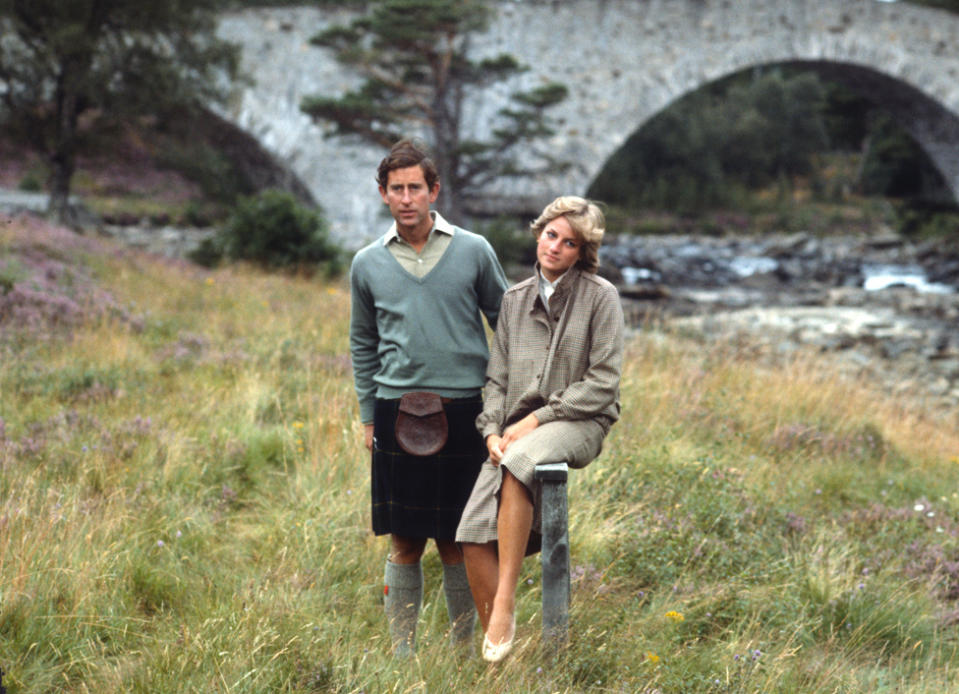 1981年8月19日，蜜月的最後幾天，新婚夫婦在蘇格蘭巴爾莫勒爾城堡內的河畔。