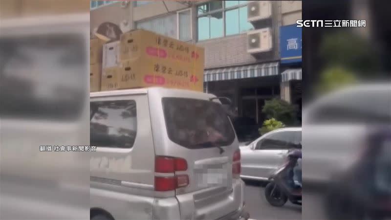 高雄1輛貨車車頂上載滿紙箱，沒用任何繩索綑綁。（圖／翻攝社會事新聞影音）