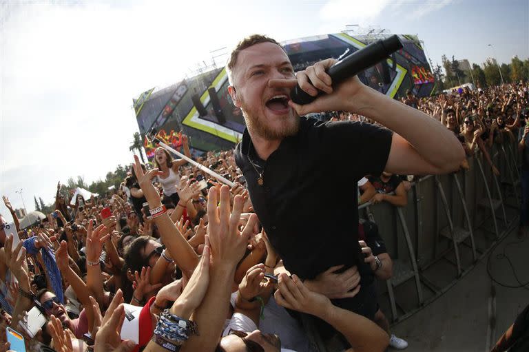 Dan Reynolds, la voz de Imagine Dragons, abrazado por el público chileno, en la cuarta edición del Lollapalooza en ese país