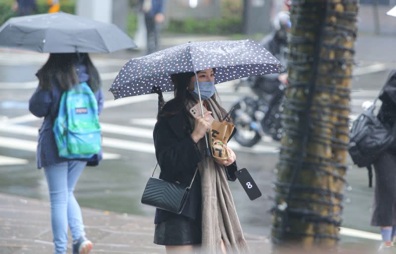 ▲氣象局粉專《報天氣》指出，本週末降雨熱區擴展至中部以北、東北部，南臺灣也開始不限午後，有局部短暫陣雨、雷雨。（圖／記者葉政勳攝）