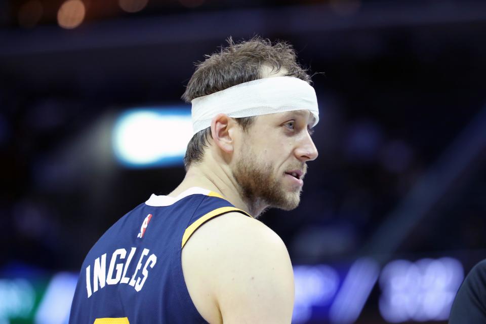 Joe Ingles sported a makeshift headband after getting cut in the head in the fourth quarter. EFE / Karen Pulfer Focht