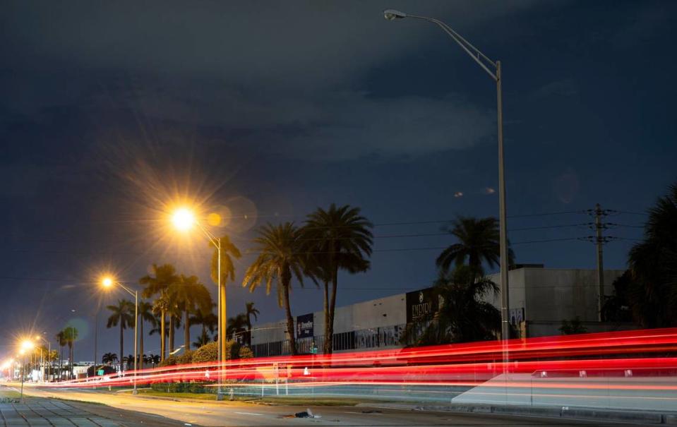 El tráfico avanza frente a luces que no funcionan cerca de la intersección de NW 36 Street y Milam Dairy Road el martes 3 de septiembre de 2024, en Miami, Florida MATIAS J. OCNER/mocner@miamiherald.com