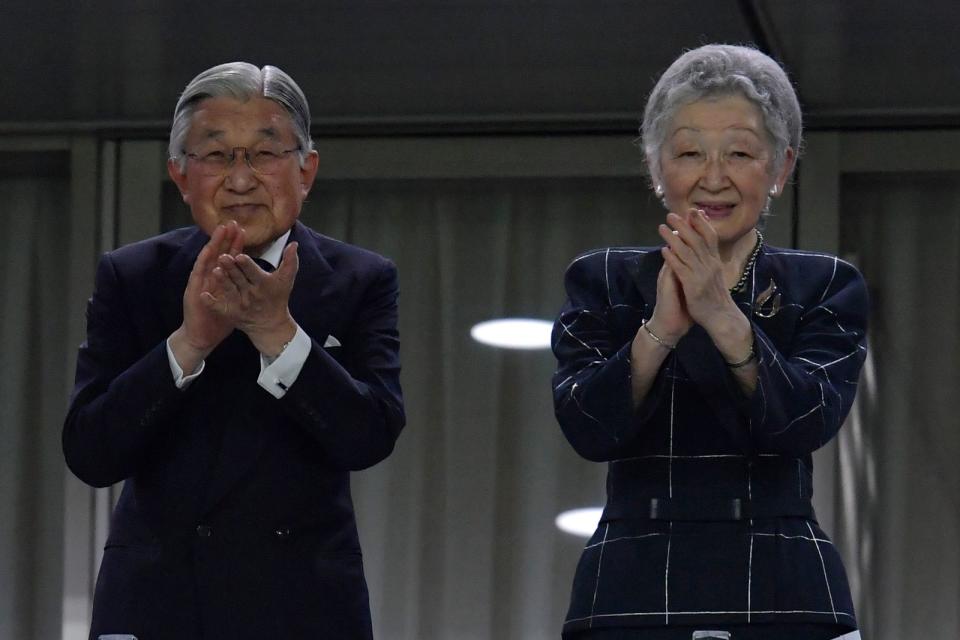 Da kann man schon mal applaudieren: Akihito und Michiko von Japan sind seit 62 Jahren verheiratet! Der Prinz hatte die Tochter eines Geschäftsmanns im Sommer 1957 beim Tennis kennengelernt. Mit der Hochzeit am 10. April 1959 war Michiko die erste Bürgerliche seit 2.600 Jahren, die ins japanische Kaiserhaus einheiratete. (Bild: Koki Nagahama/Getty Images)