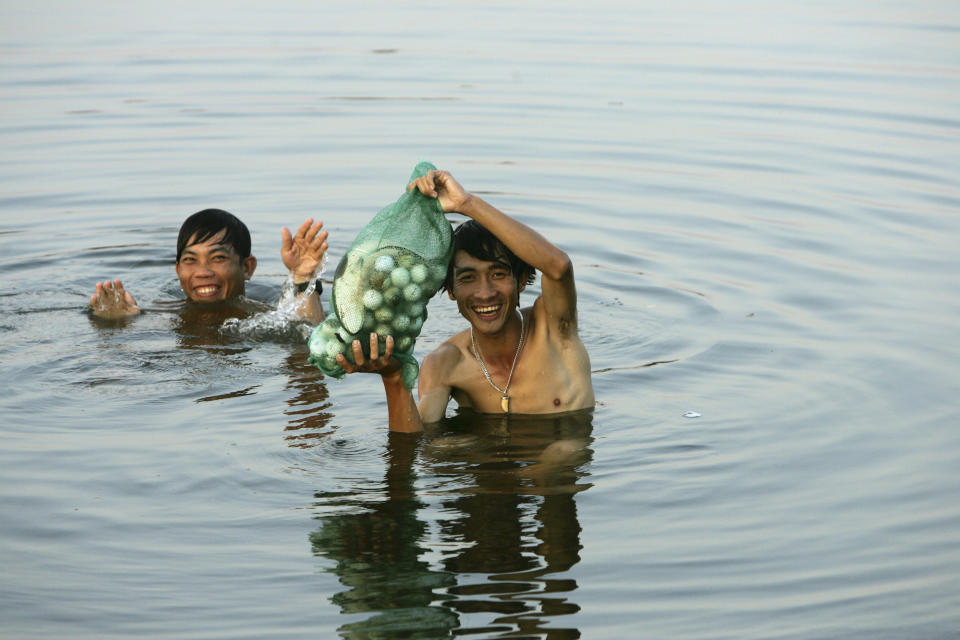 Las bolas en golf en el mar es un problema global como demuestra esta imagen tomada en Vietnam. (Getty Images)