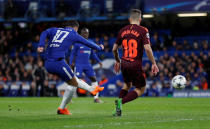 <p>Eden Hazard a créé une petite frayeur dans le clan barcelonais. Le Belge a tenté une frappe de 20 mètres. Le ballon a frôlé la lucarne. Pendant les 15 premières minutes, les Blues se sont montrés plus offensifs que les Blaugranas. Ces derniers enchaînent les passes. (Photo : Reuters) </p>