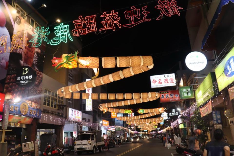 鹿港市區街道愈夜愈燦爛炫麗。（記者何國榮攝）