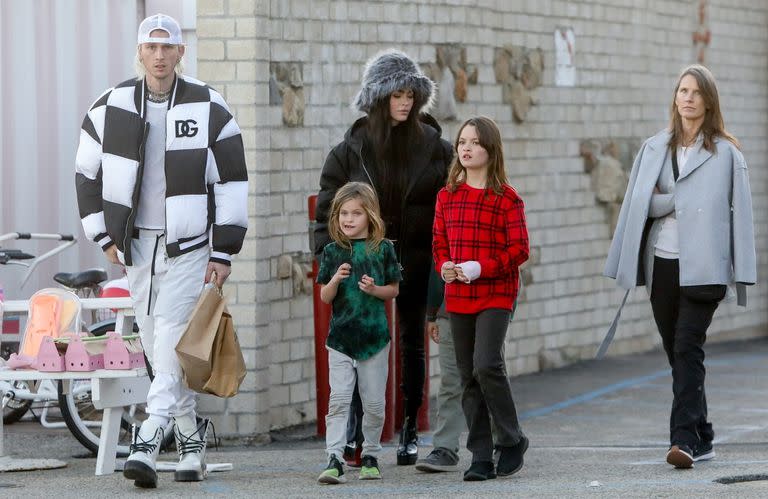 Machine Gun Kelly y Megan Fox en pleno operativo navideño. Junto a su madre y sus hijos, la actriz asistió a la tienda One Gun Ranch en el muelle de Malibú para comprar algunos regalos para el arbolito. Mientras su pareja llevaba las bolsas, Megan jugaba y charlaba con los pequeños
