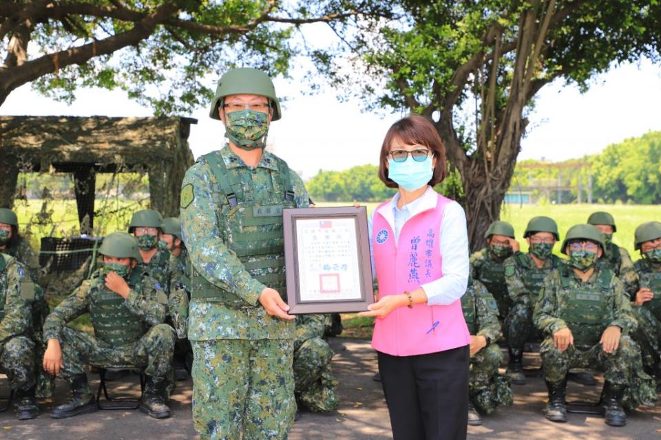 高雄市議長曾麗燕率同十六議員慰勞接受後備軍人教育訓練的弟兄。（記者吳文欽攝）