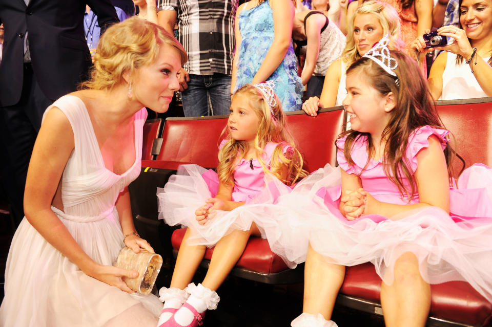 UNIVERSAL CITY, CA - JULY 22:  (EXCLUSIVE COVERAGE) Musician Taylor Swift with Rosie McClelland and Sophia Grace Brownlee in the audience during the 2012 Teen Choice Awards at Gibson Amphitheatre on July 22, 2012 in Universal City, California.  (Photo by Kevin Mazur/TCA 2012/WireImage)