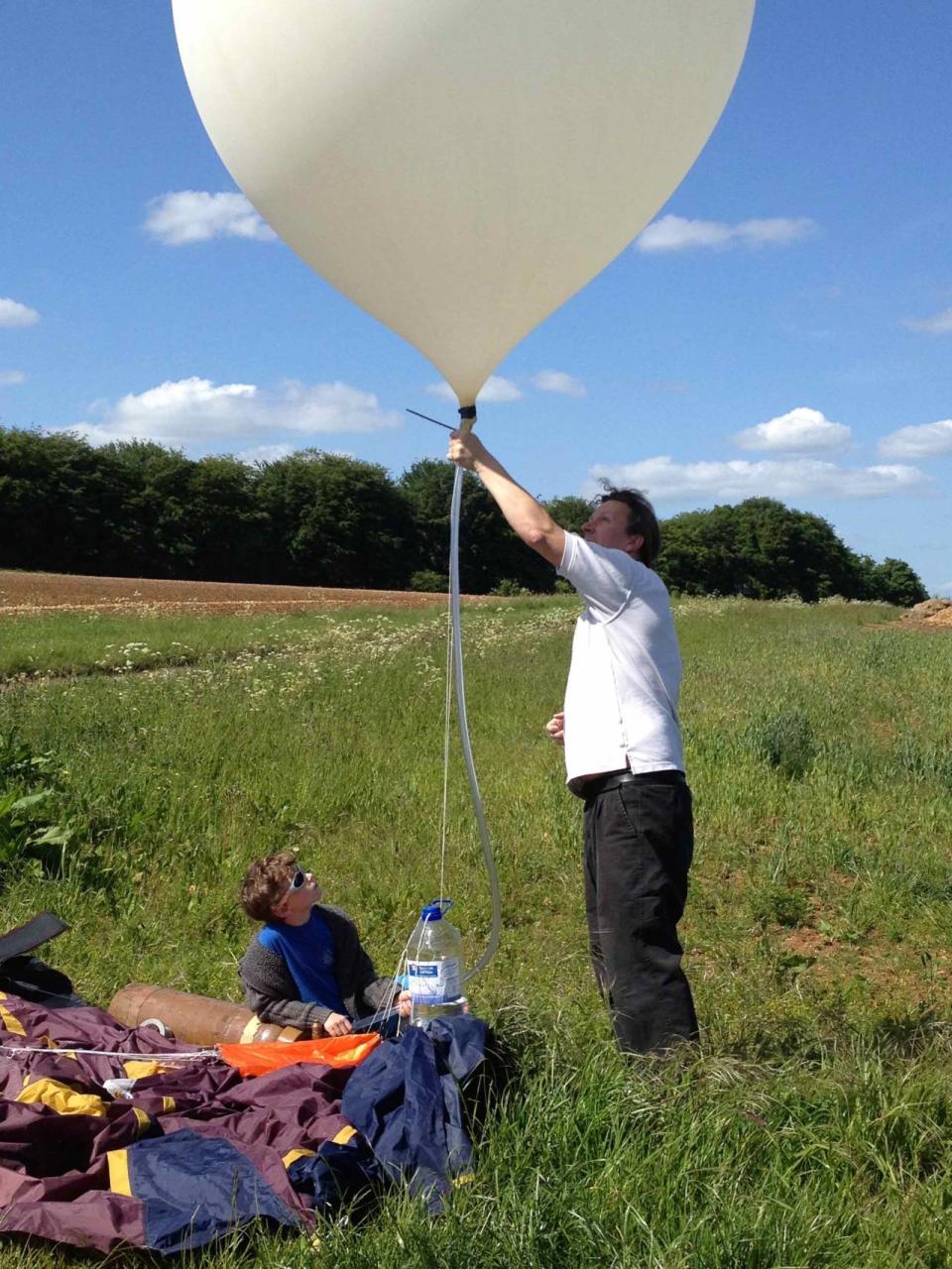 Insgesamt wog der Teddy samt Flugvorrichtung ein Kilogramm. Der Start erfolgte von einem Feld in Bromsgrove, England. Natürlich unter genauer Aufsicht der drei Hobbyforscher. (Bild-Copyright: Caters News Agency)