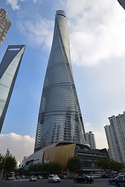 <p>Rascacielos ubicado en el distrito financiero de la ciudad china. Costó 2.000 millones de euros.<br>Foto: Wikimedia Commons/Baycrest </p>