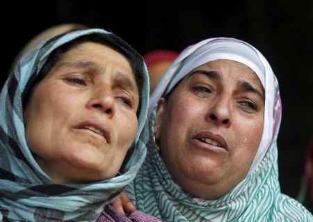 Relatives mourn the death of a Kashmiri youth, who died in a clash between Kashmiri protesters and police during a daylong protest strike in Narbal, north of Srinagar, April 18, 2015. REUTERS/Danish Ismail