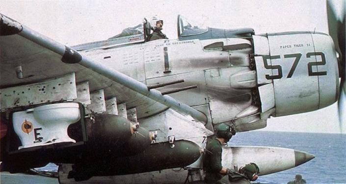 Navy Douglas A-1H Skyraider Toilette