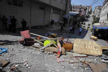 Barricades, set up by protesters, are seen in Gazi neighborhood in Istanbul, Turkey, July 27, 2015. REUTERS/Umit Bektas