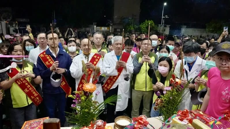 <strong>前總裁黃明和與醫護人員參拜媽祖。（圖／秀傳醫院提供）</strong>