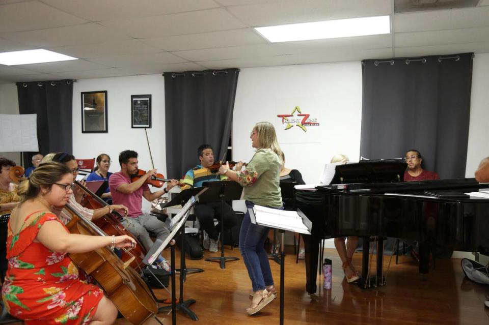 Greisel Domínguez dirigiendo un ensayo de Voices of Miami.