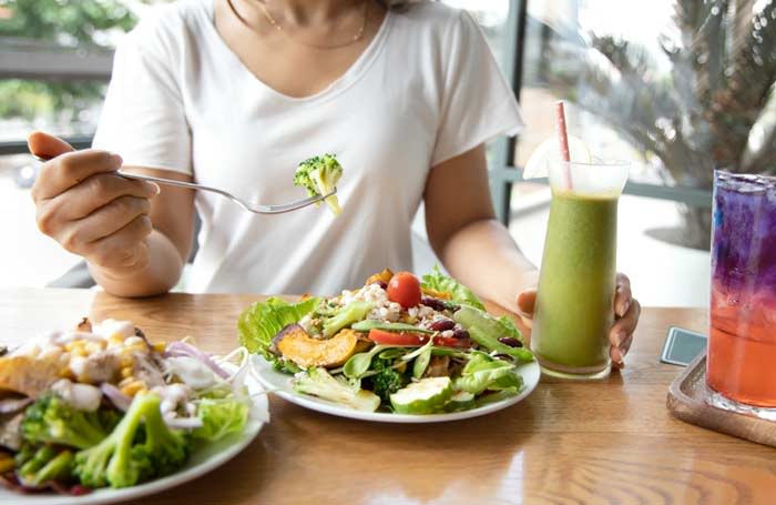 mujer comiendo sano