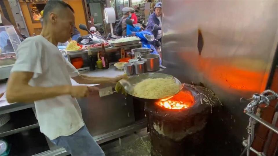 台灣趴趴走／嘉義鱔魚炒麵不同台南炒鱔魚意麵　原子炭火高溫爆炒脆又好吃！　