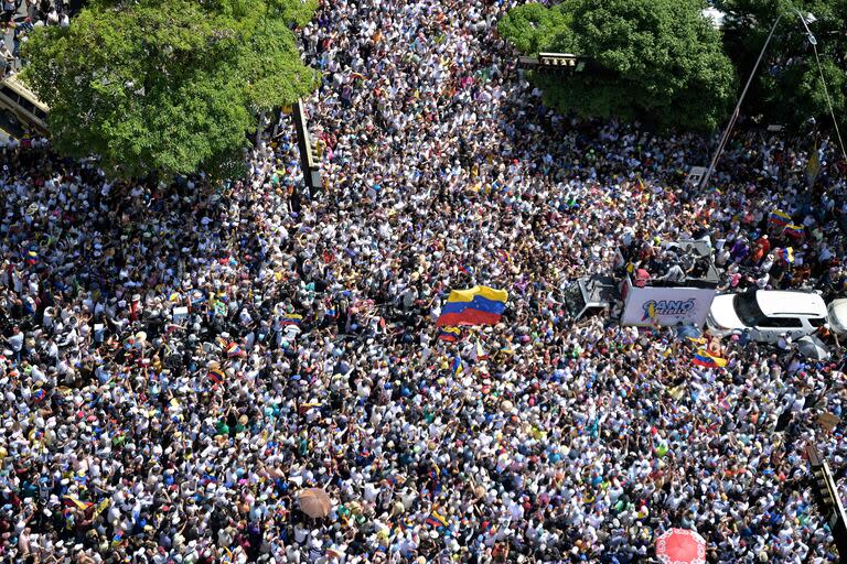 Esta vista aérea mostra milhares de pessoas participando de um protesto convocado pela oposição para reconhecer o 