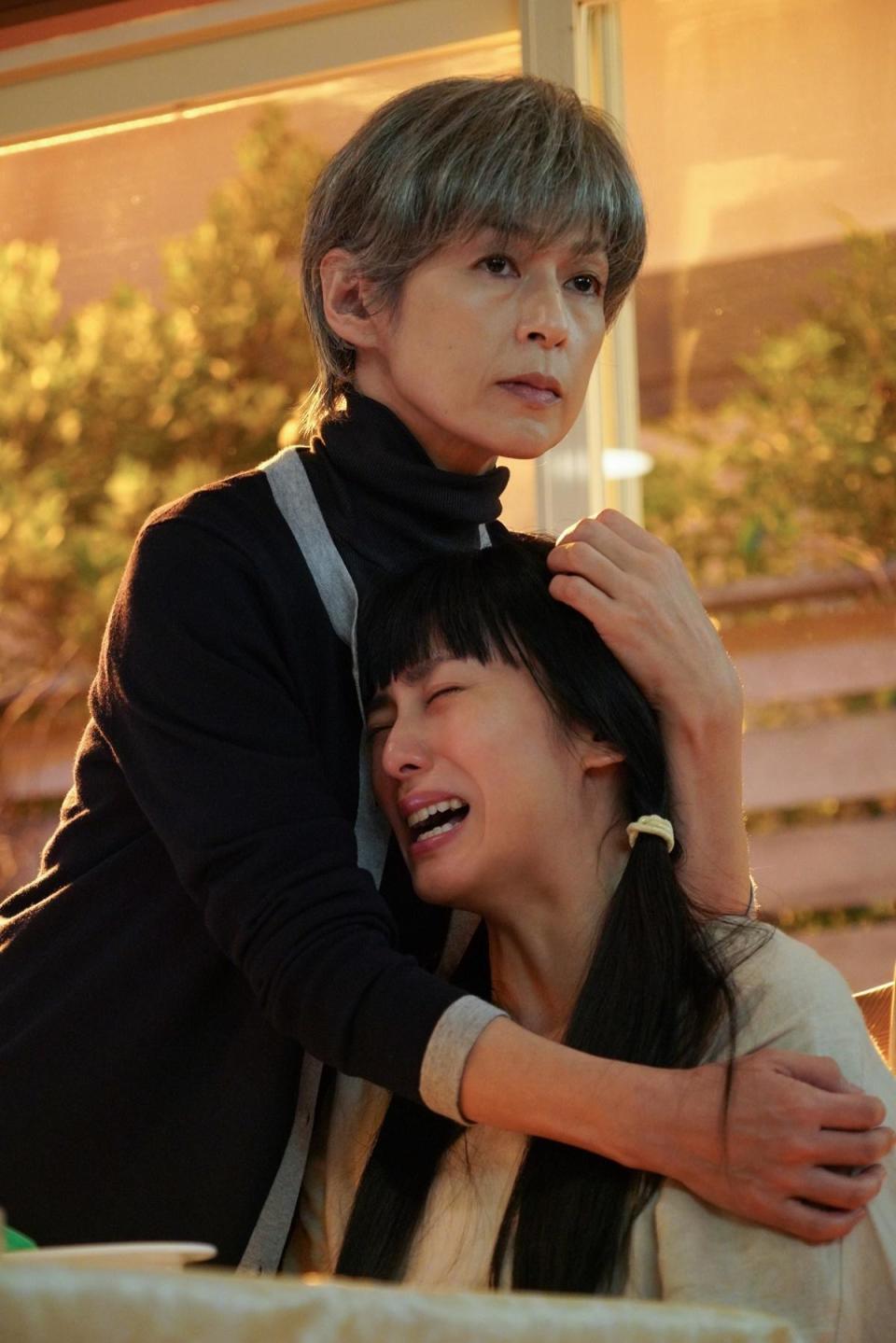 鈴木保奈美（左）飾演柴崎幸的母親，為保護女兒不擇手段。（翻攝自my navi news）