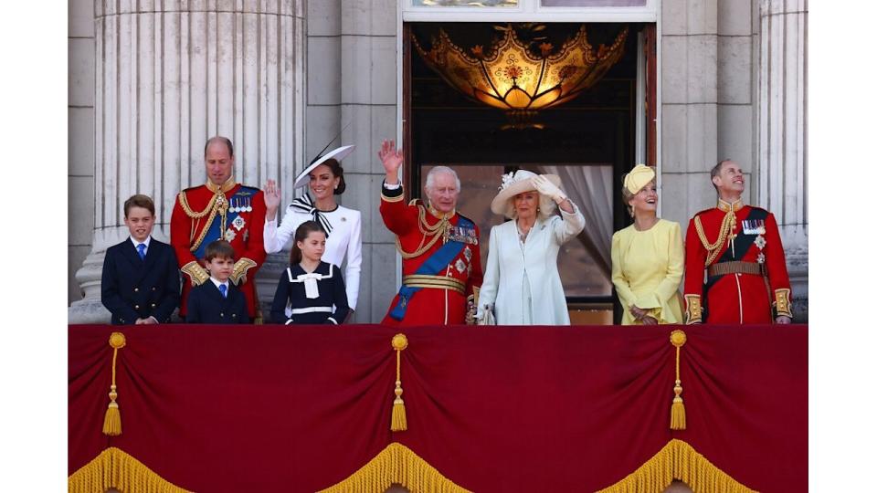 Royals waving from balcony 