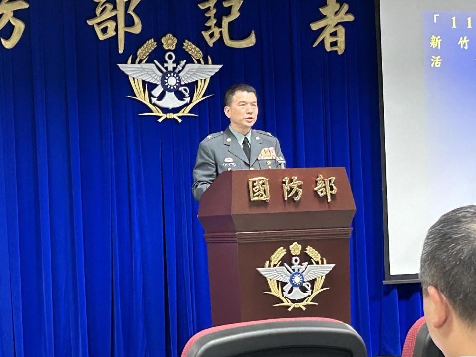 陸軍第六軍團參謀長尹昌榮7日在國防部例行記者會中，說明湖口營區開放日活動。(林詠青 攝)