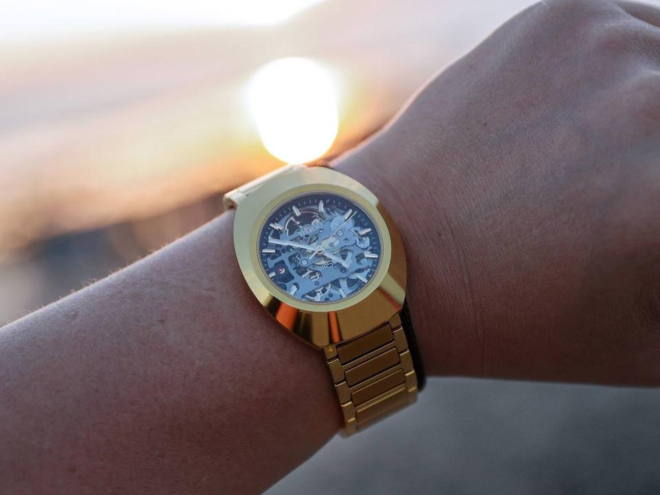 RADO配備Ceramos™「碳化鈦金屬陶瓷」錶圈的黃金色DiaStar腕錶，材質防刮損，色澤又能永保如新，是「黃金復古風格」錶款的最佳解決方案。